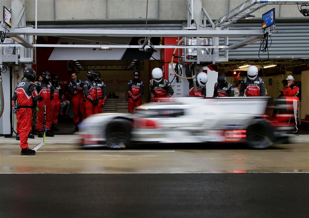 Audi kæmper nu for hvad der vil være en imponerende 14. sejr i 24-timers Le Mans gennem de sidste 16 år. Effektivitetsteknologien Audi ultra er et vigtigt element i R18 e-tron quattro hybrid racerens overordnede koncept i år, og med ny Audi ultra teknologi har R18 e-tron quattro det laveste energiforbrug i feltet.
(Foto: Audi)